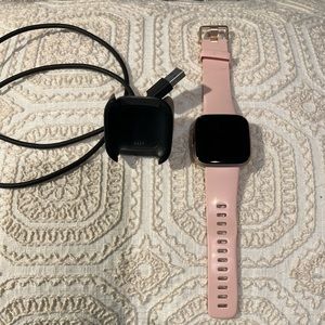 Fitbit Versa 2 rose gold with pink band